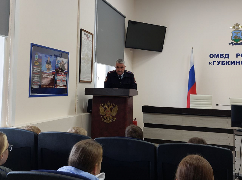 Губкинские школьники получили возможность изнутри понаблюдать за работой полиции