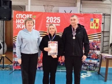 Сегодня в физкультурно-оздоровительном комплексе «Олимпийский» среди территориальных общественных самоуправлений посёлка Волоконовка прошли соревнования, посвящённые Дню Героев Отечества