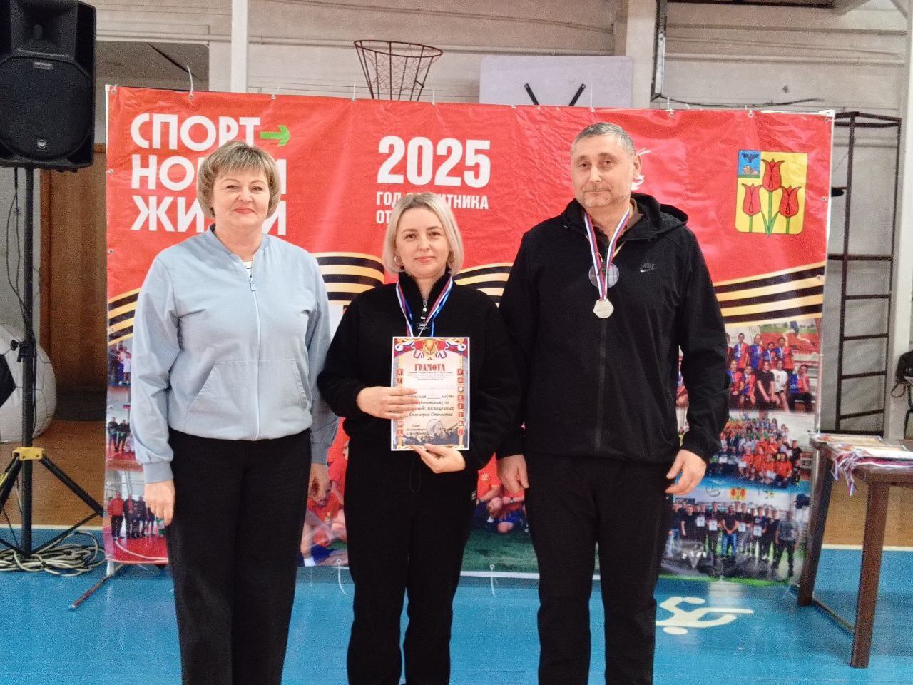 Сегодня в физкультурно-оздоровительном комплексе «Олимпийский» среди территориальных общественных самоуправлений посёлка Волоконовка прошли соревнования, посвящённые Дню Героев Отечества