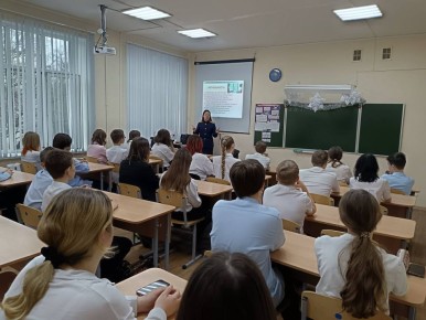 Сотрудник СУ СК России по Белгородской области рассказала подросткам, как не стать жертвой киберпреступлений