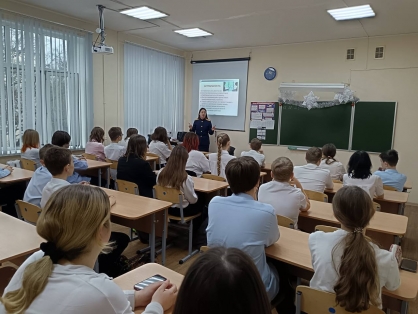 Сотрудник СУ СК России по Белгородской области рассказала подросткам, как не стать жертвой киберпреступлений
