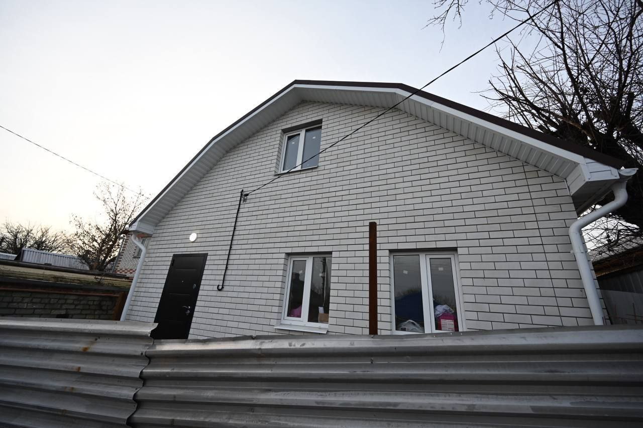 Белгородцам показали дом семьи, где под обстрелом погибла 16-летняя девушка