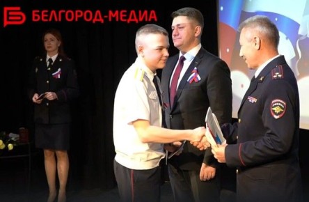 Сегодня юным белгородцам торжественно вручили их первый паспорт
