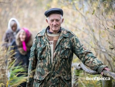 «К нам даже почту не носят, потому что почтальоны не хотят по этим тропам ходить. А если случится что со мной или женой, никакой врач сюда не дойдёт»