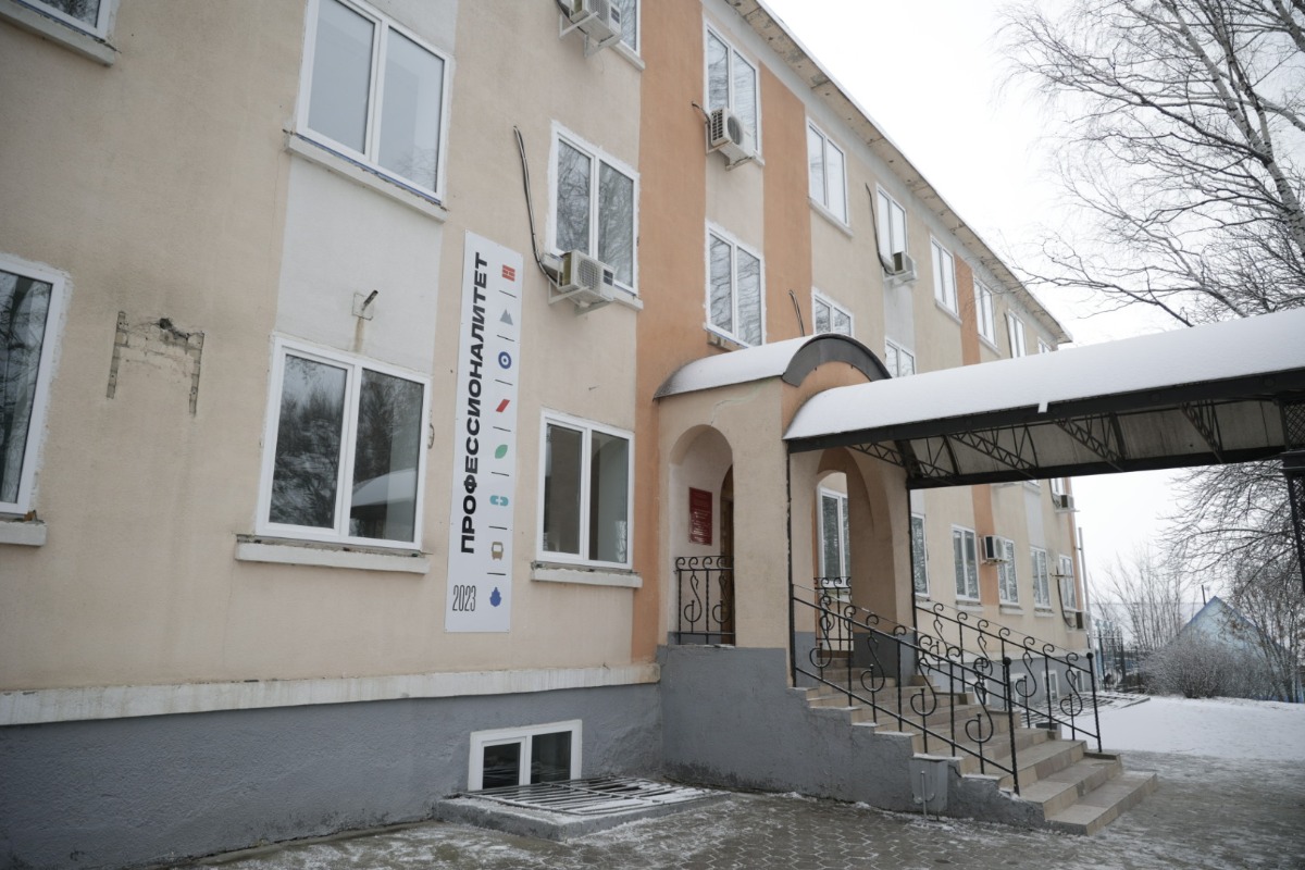 Вячеслав Гладков посетил Старооскольский медицинский колледж