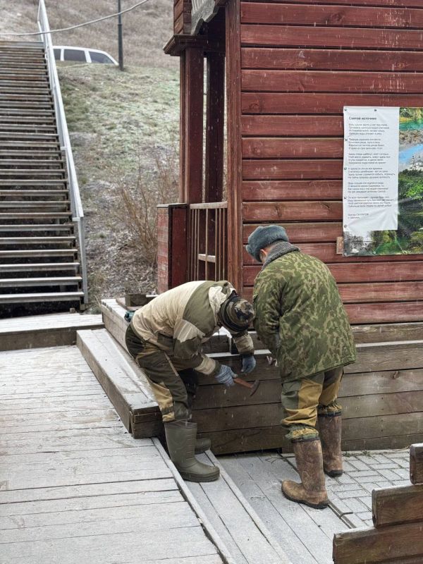 Работники МБУ "Охотник" провели субботник на роднике Криница в селе Шопино, приведя в порядок купель