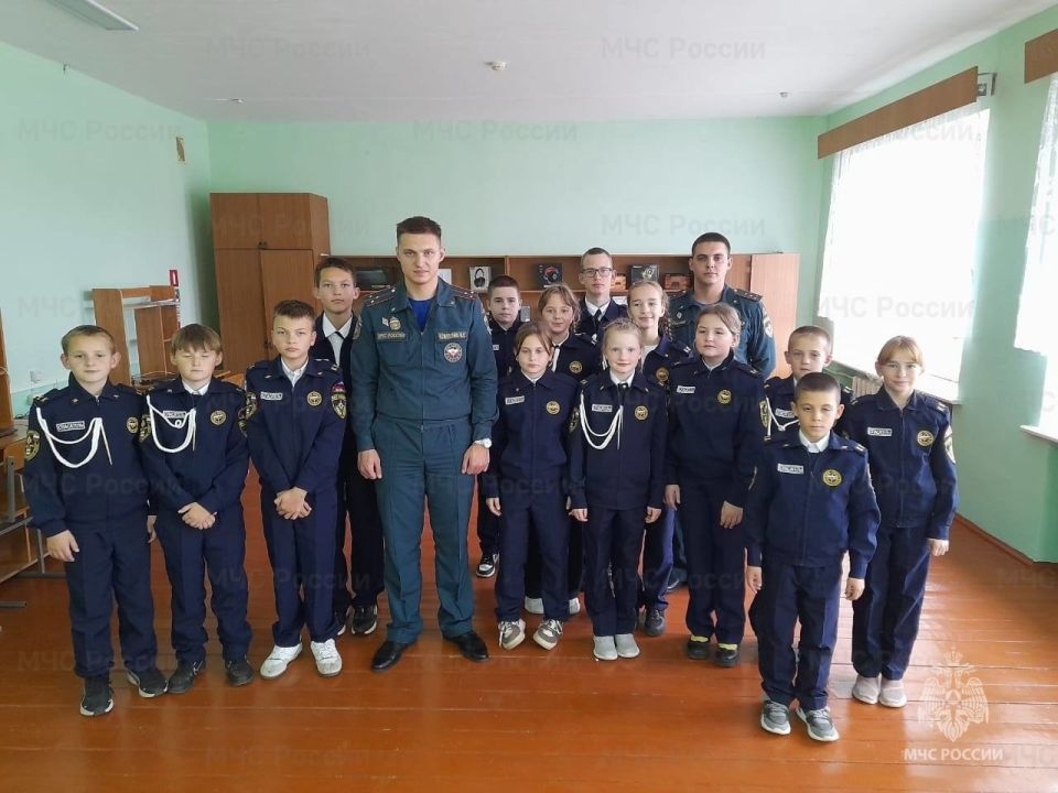 Примерили защитный костюм пожарного на уроке безопасности