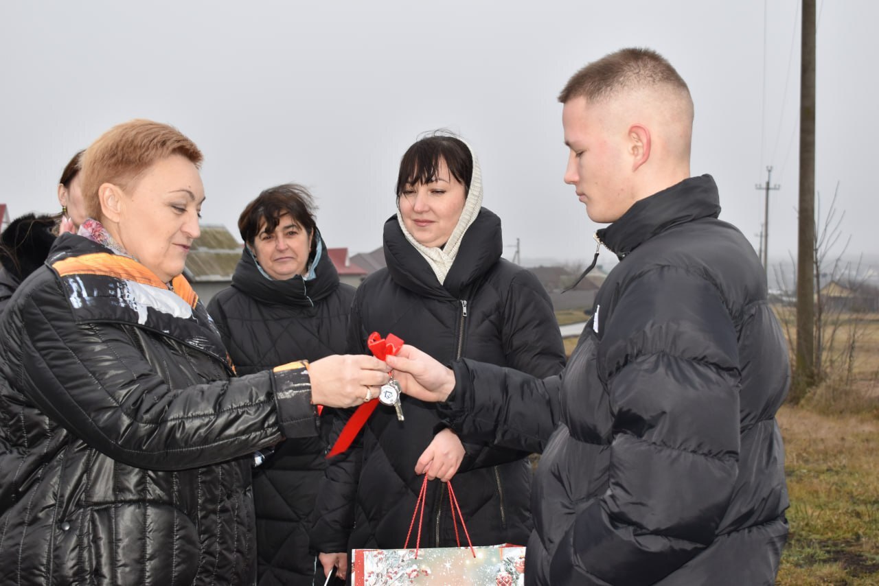 Важное и радостное событие произошло в жизни ракитянца Никиты Сафонова: сегодня вручили ему ключи от собственного жилья