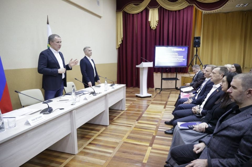 Михаил Лобазнов: Вячеслав Владимирович встретился с директорами флагманских образовательных учреждений, руководителями ведущих предприятий нашего округа на базе школы №24