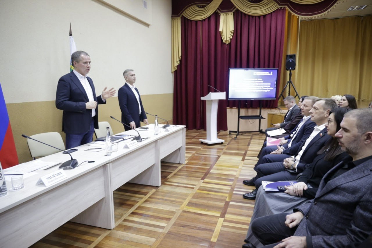 Михаил Лобазнов: Вячеслав Владимирович встретился с директорами флагманских образовательных учреждений, руководителями ведущих предприятий нашего округа на базе школы №24