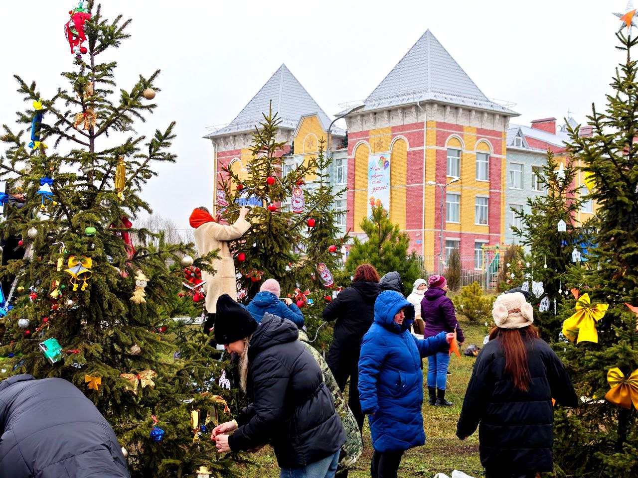 Николай Нестеров: Сегодня территория возле детского сада «Жемчужинка» в городе Короча преобразилась — здесь появился настоящий хоровод нарядных ёлок!