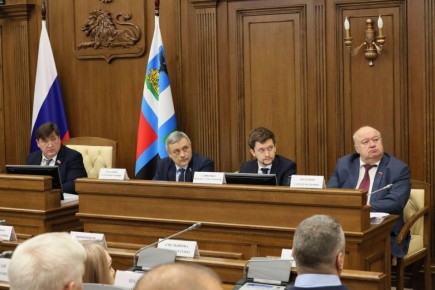 Юрий Клепиков: Среди рассмотренных сегодня вопросов также — увеличение размера установленных Социальным кодексом Белгородской области ежемесячных денежных выплат и пособий для различных категорий граждан