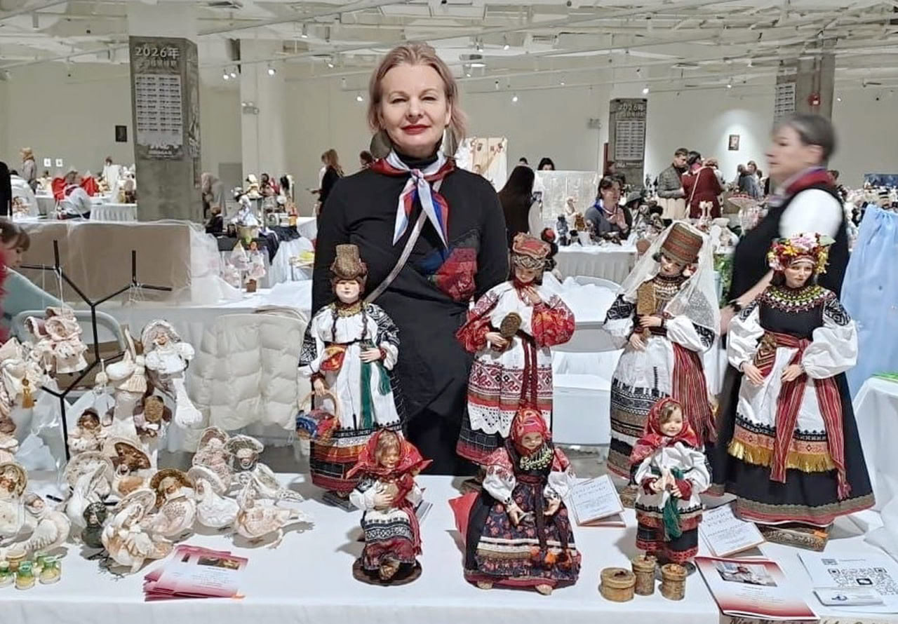 Директор «Старооскольского Дома ремёсел» Наталья Никишина представила авторские куклы из Белгородской области на международной выставке в Шанхае