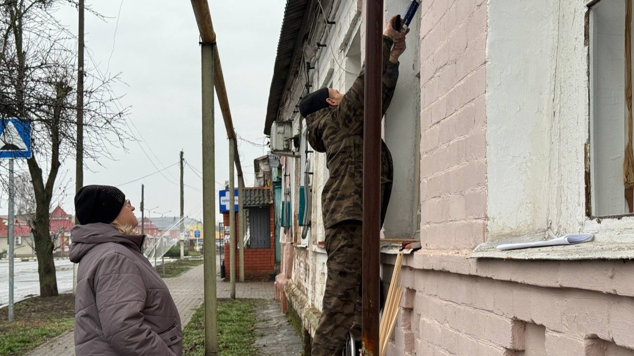 Вячеслав Гладков посетил место атаки дрона в Грайвороне