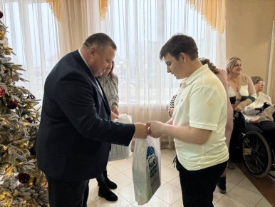 В Центре культурного развития п. Волоконовка сегодня было особенно тепло и радостно — партия «Единая Россия» организовала настоящий праздник у новогодней ёлки для особенных детей с ограниченными возможностями здоровья и...