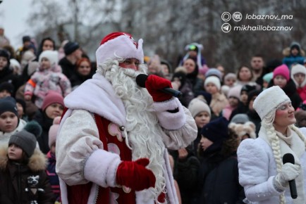 Дед Мороз приехал ещё в несколько белгородских муниципалитетов Волшебник зажёг огни на главных ёлках и поздравил взрослых и детей с наступающим Новым годом
