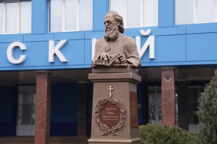 Во дворе Городской больницы №2 города Белгорода состоялось торжественное открытие памятника святителю Луке Крымскому