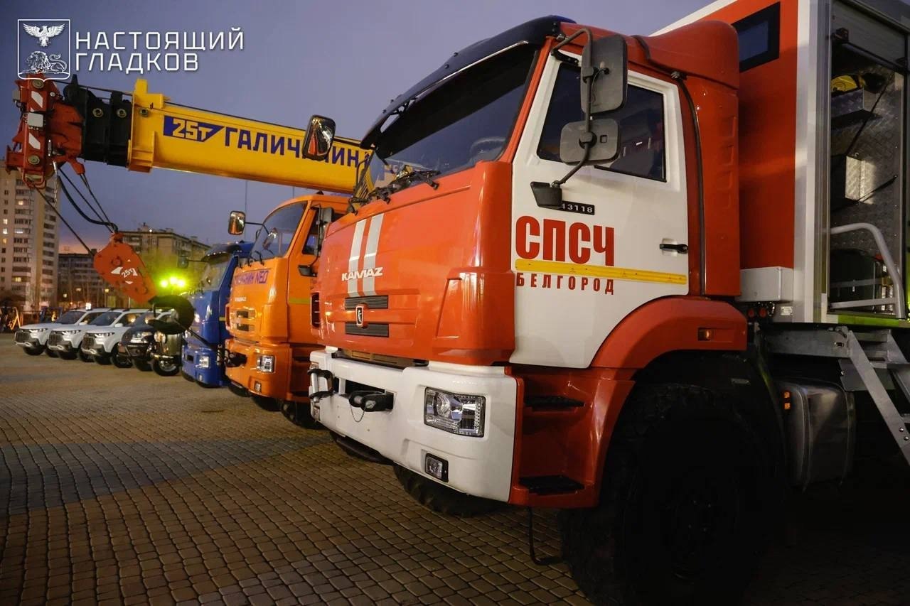 Вячеслав Гладков вручил пожарным и спасателям 15 новых автомобилей