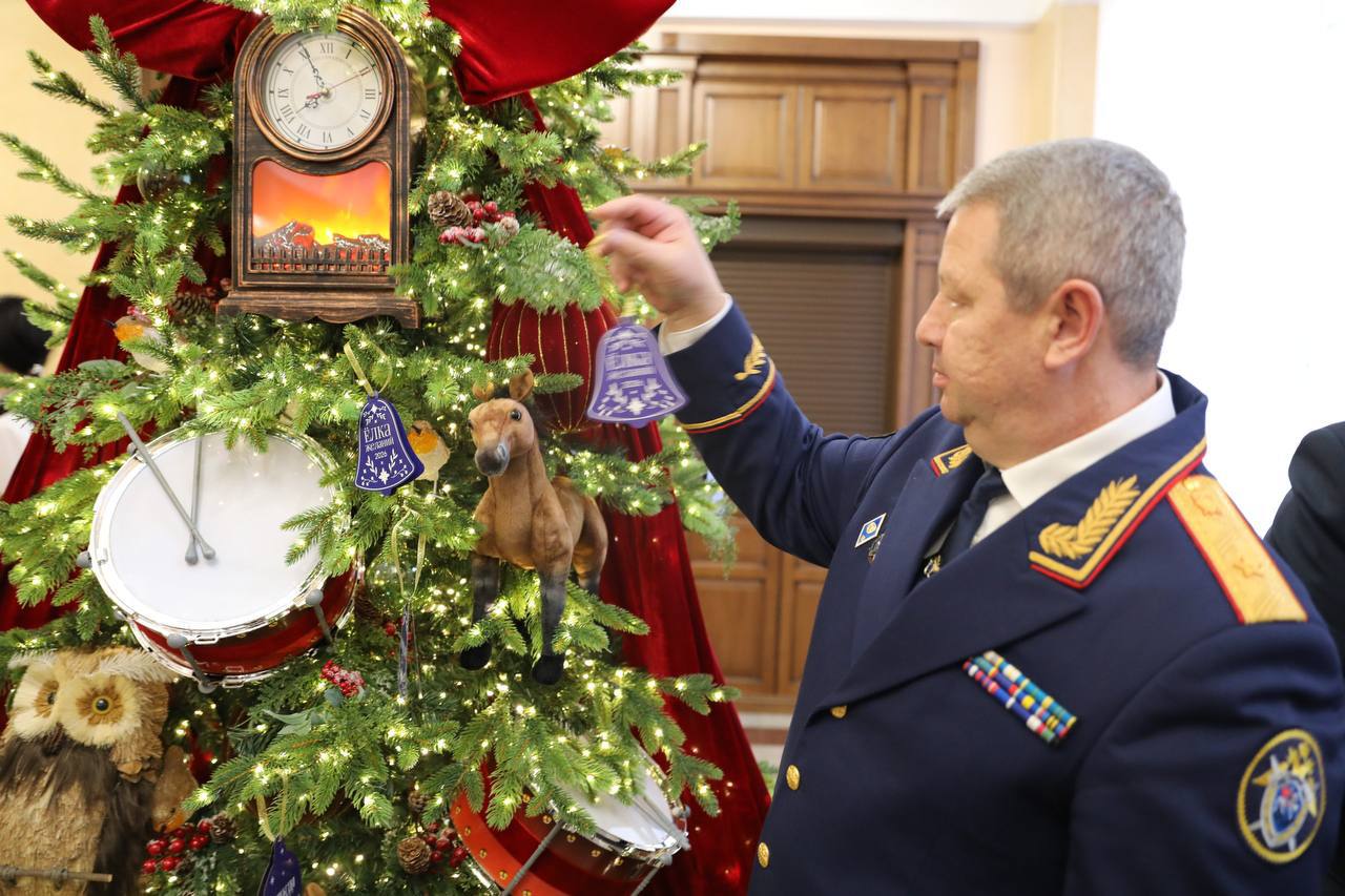 Руководитель следственного управления СКРоссии по Белгородской области присоединился к новогодней акции «Ёлка желаний»