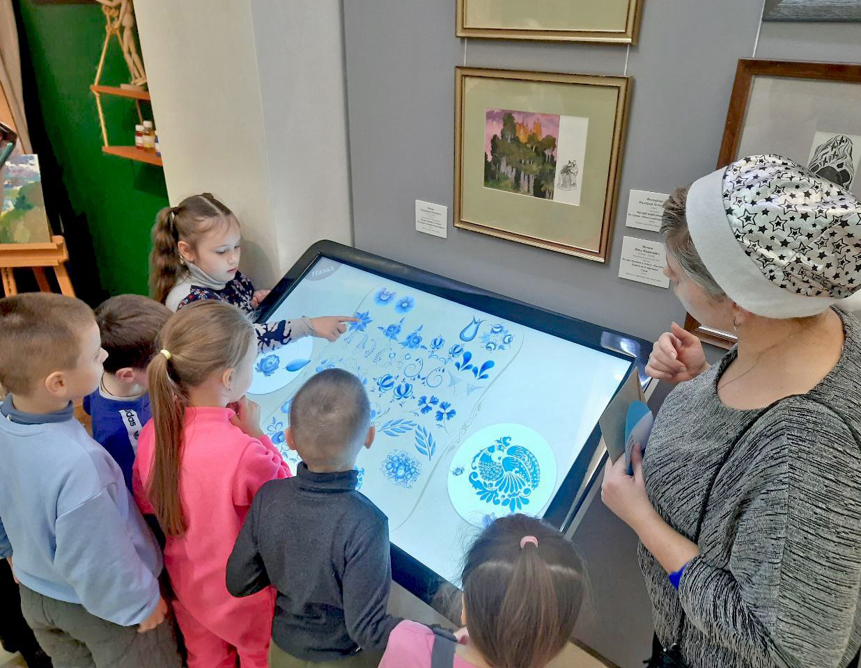 В Белгородском художественном музее для воспитанников детского сада №78 была организована интерактивная познавательная программа, посвящённая новогодним традициям и изобразительному искусству