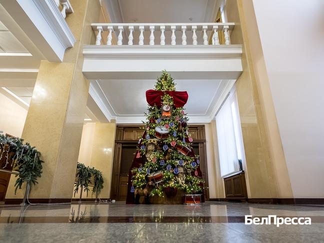 Сотрудники белгородского правительства исполнят новогодние мечты более 100 детей