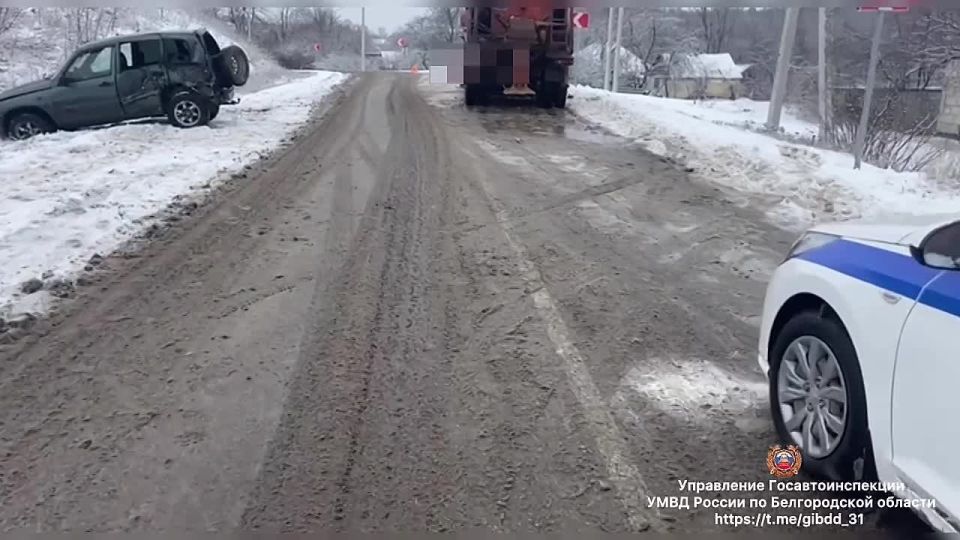 В Ровеньском округе при столкновении «Нивы» с «КамАЗом», который чистит снег, пострадал 22-летний парень