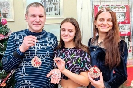 Старооскольцы научились создавать мезенскую роспись