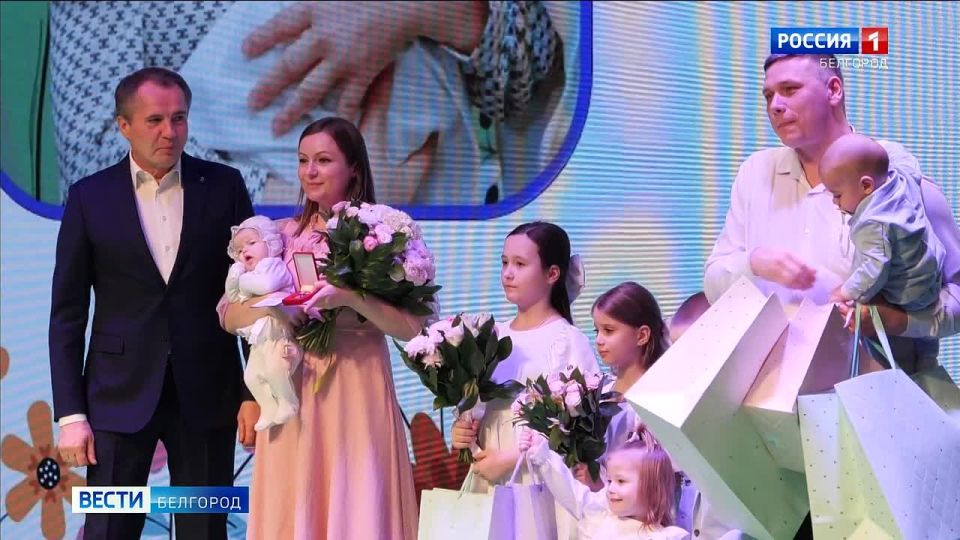 Для 3 056 многодетных мам региона, воспитывающих пятерых и более детей, пересчитают страховую пенсию