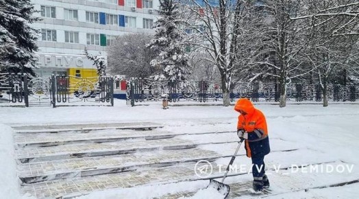 Снег на улицах Белгорода убирают 147 коммунальщиков и 59 единиц техники