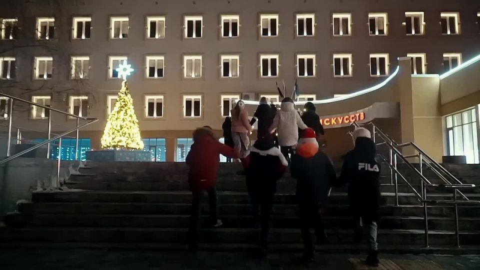 Детский хор «Рассвет» дарит городу новогоднее настроение!