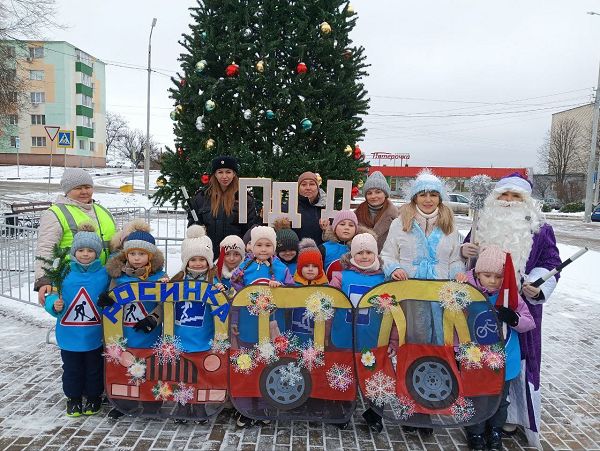 В Белгородской области Дед Мороз возглавил «шагающий автобус»