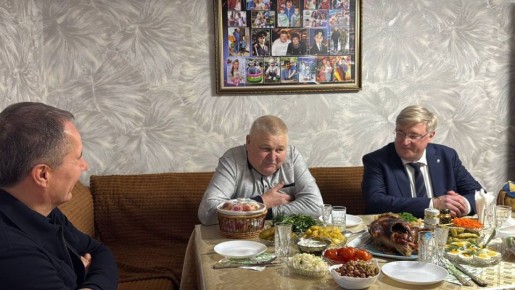 Вячеслав Гладков поздравил с Новым годом семью Героя России