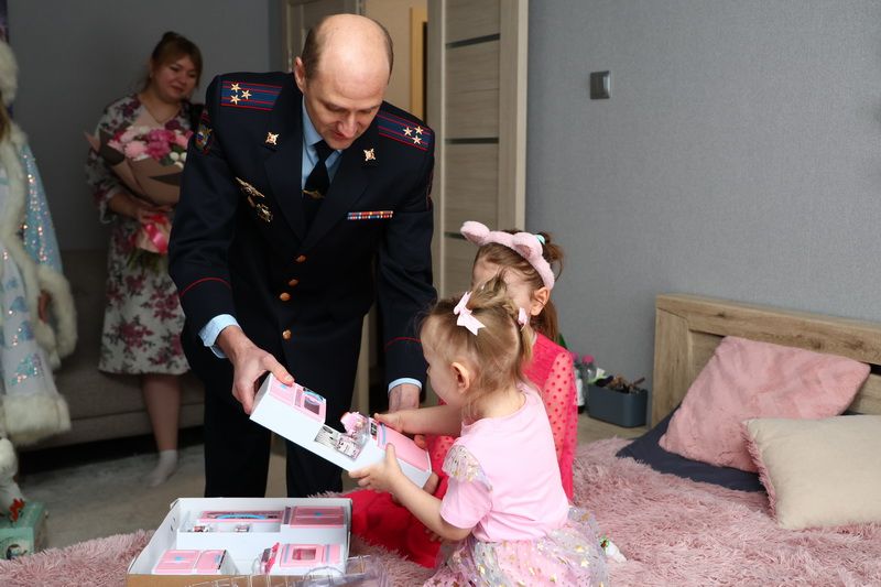 Полковник полиции Сергей Тяпкин в рамках акции «Елка желаний» исполнил мечту юной жительницы Белгорода