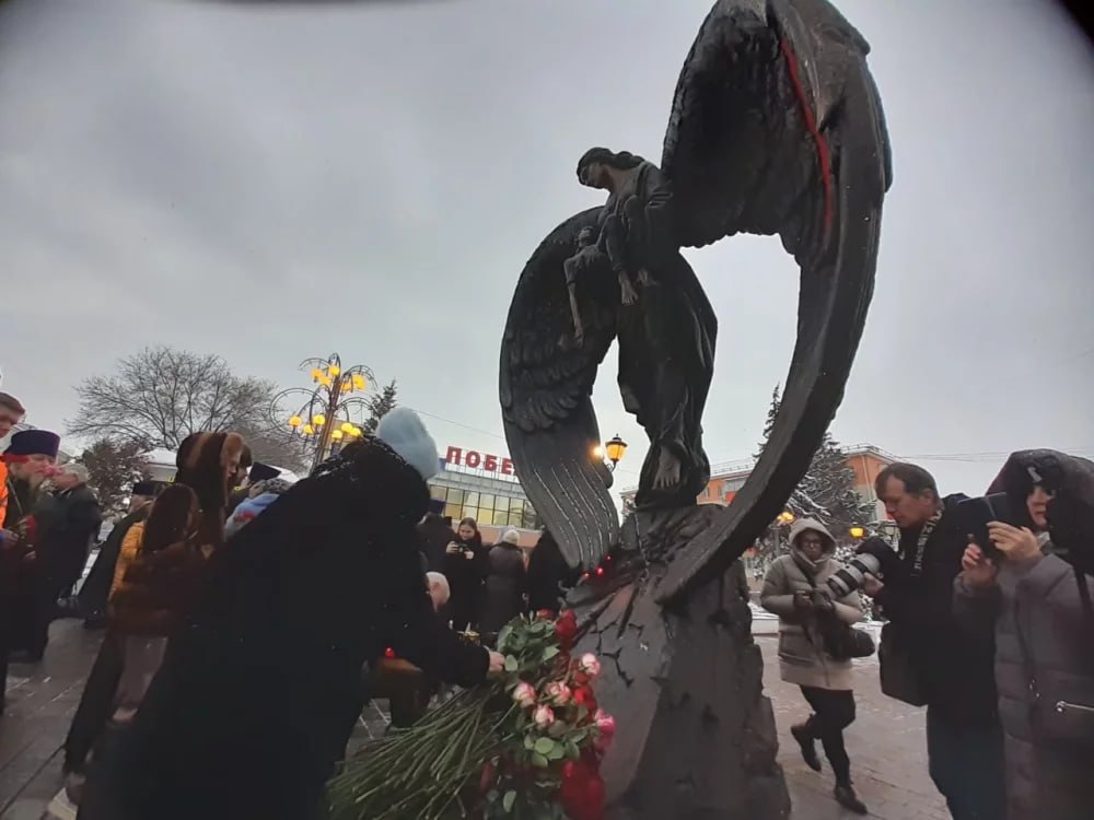 В Белгороде сегодня открыли памятник «Раненое сердце» — мемориал в память о жителях города, погибших в результате обстрела 30 декабря 2023 года