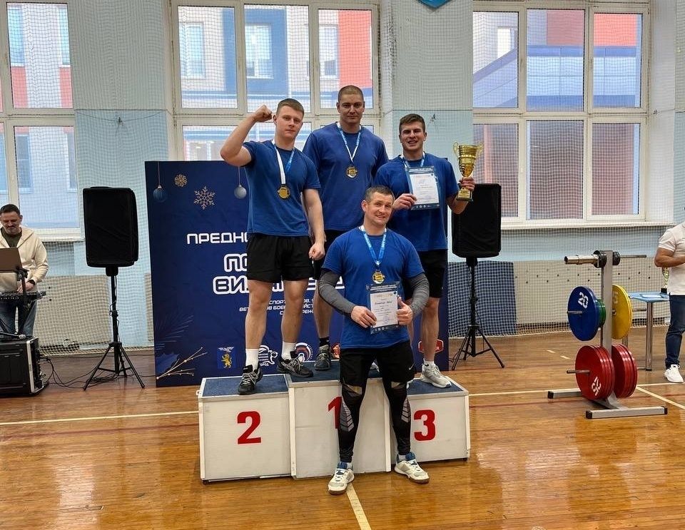 Сотрудники МЧС России завоевали бронзу в предновогоднем турнире по силовым видам спорта