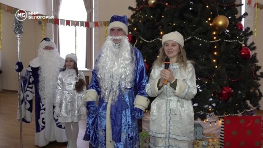 Дед Мороз в берцах: в Шебекино московская журналистка и боец «Ахмата» устроили детям новогодний праздник