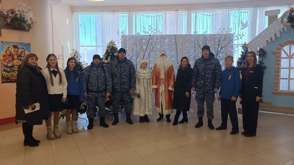 В Белгородской области юные активисты «Движения первых» поздравили росгвардейцев с Новым годом
