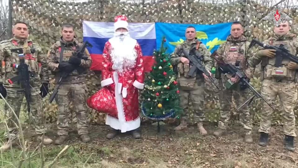 С наступающим Новым годом своих родных и всех жителей страны поздравляют бойцы с передовой