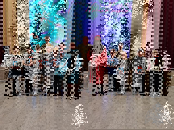 В Белгород «Дед Мороз специального назначения» поздравил подшефных Росгвардии учеников