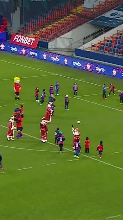 Известные белгородцы в костюмах Деда Мороза сыграли в футбол против 170 юных спортсменов