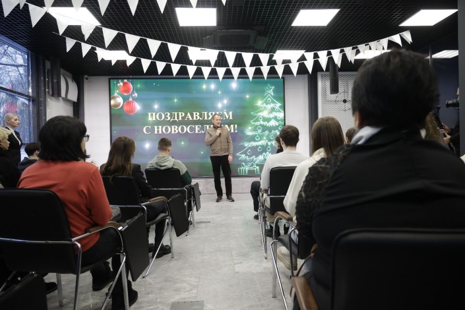 Вячеслав Гладков вручил ключи от квартир 14 детям, оставшимся без попечения родителей