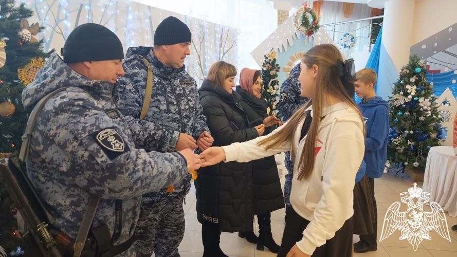 Юные активисты «Движения первых» поздравили росгвардейцев с Новым годом в Ракитянском районе