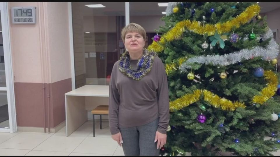 Новый год уже на пороге !. Детский общественный совет поздравляет всех с наступающим Новым годом! От всей души желаем вам всего самого наилучшего! Желаем вам в новом году здоровья, счастья, мира и благополучия! Пусть ваша...