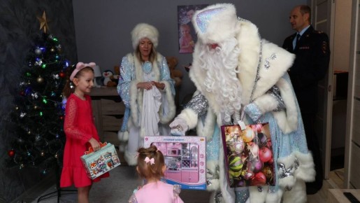 Белгородский сотрудник полиции в рамках акции «Ёлка желаний» исполнил мечту 7-летней белгородки
