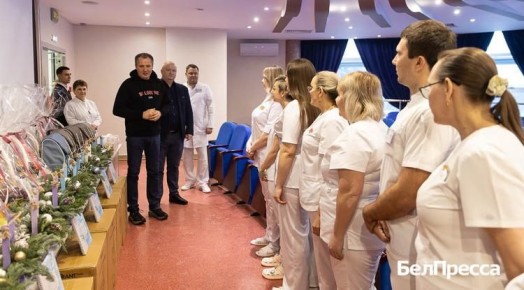 Вячеслав Гладков поздравил с Новым годом медиков перинатальных центров Белгорода