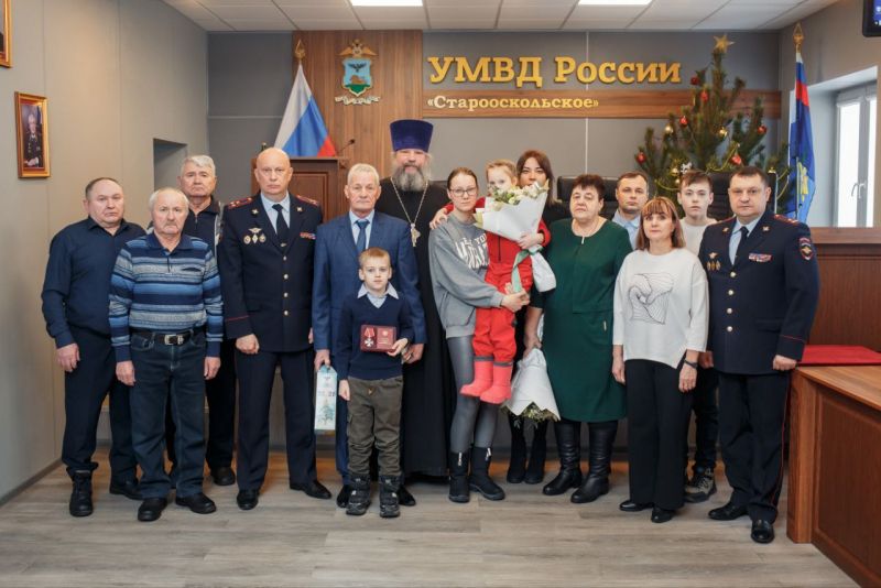 Заместитель начальника УМВД России по Белгородской области передал орден Мужества семье погибшего при исполнении служебного долга полицейского