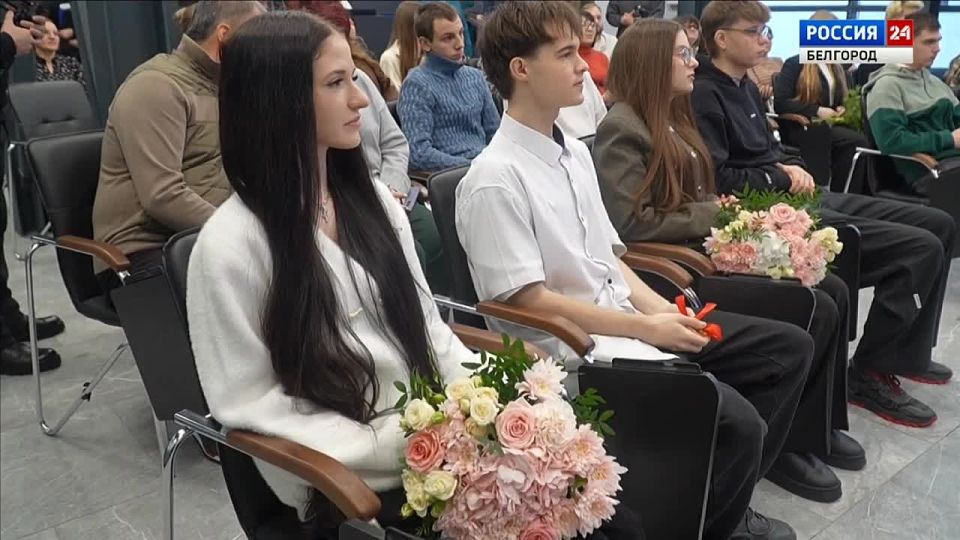 14 ребят, оставшихся без попечения родителей, получили ключи от новых квартир