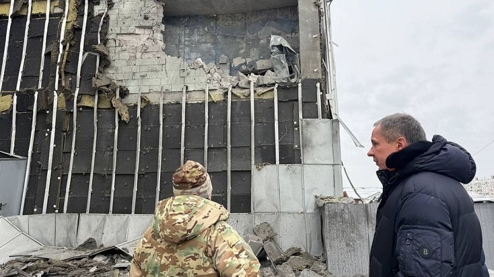 Опубликованы фото последствий удара ВСУ по центру Белгорода