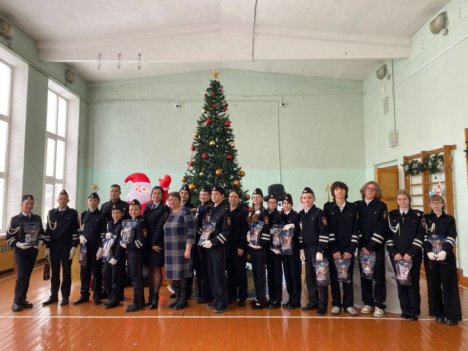 Сотрудники Белгородского линейного отдела поздравили учащихся подшефной школы с Новым Годом