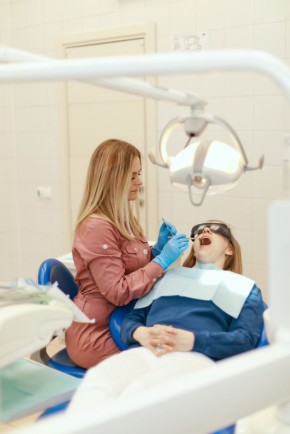 Профессиональная чистка зубных имплантов: Как часто и зачем это нужно?